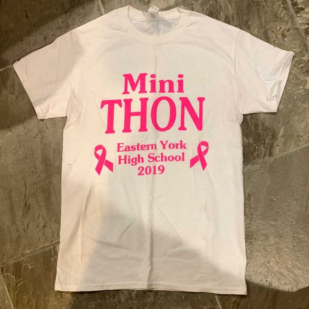 Gildan Mini thon shirt in size small
